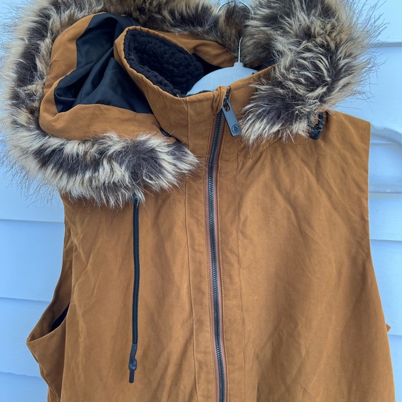 Volcom women’s Medium Vest with detatchable fur hood - Picture 3 of 5